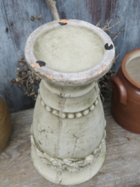 Brocante stenen vaas met bloemdecoratie - 31 cm hoog