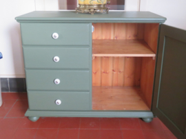 VERKOCHT Brocante groene houten kast 4 laden en deur