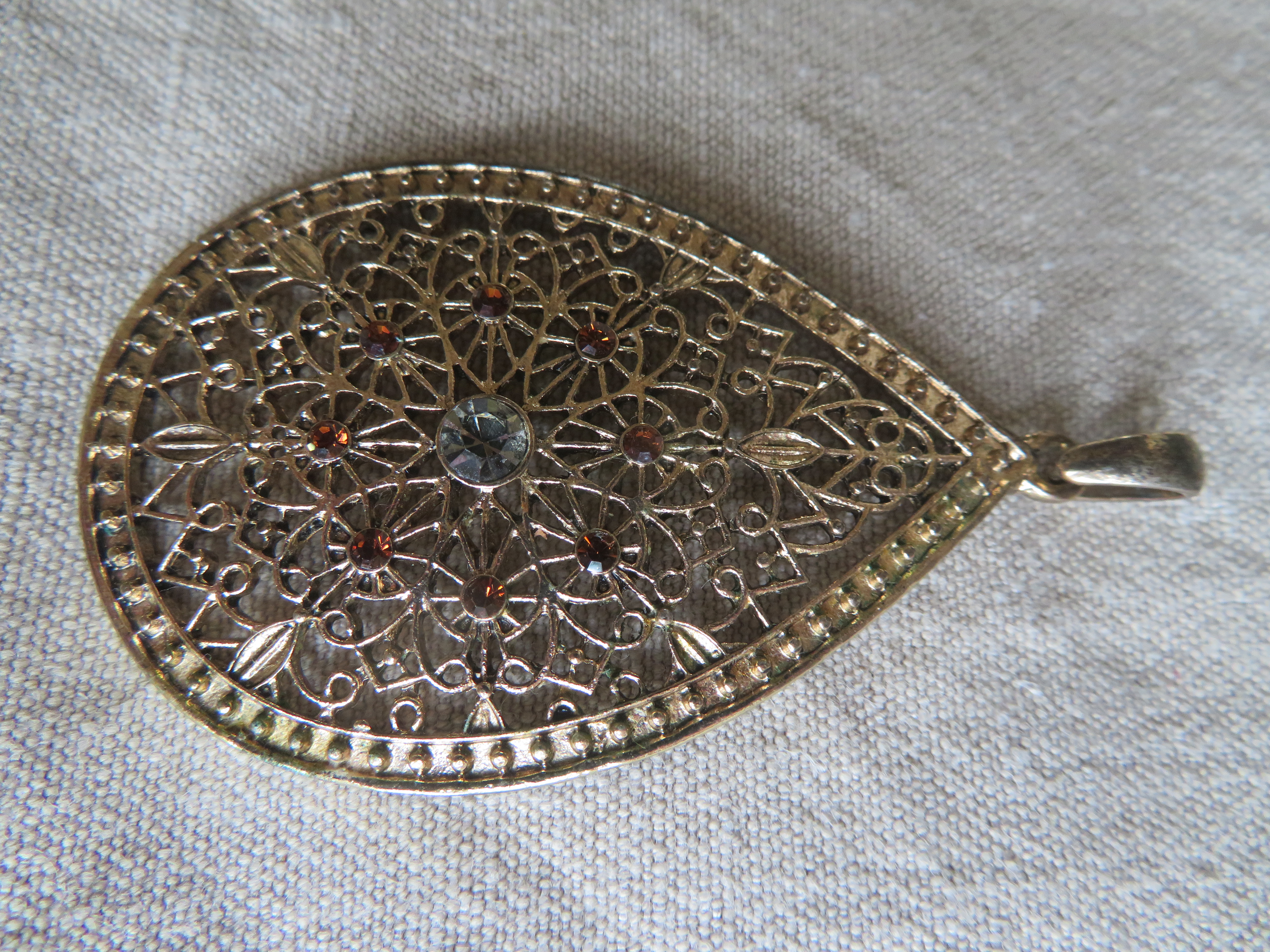 Vintage druppelvorm goudkleurige ajour hanger met steentjes