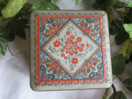 VERKOCHT Oud theeblik met bloemdecor