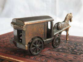 VERKOCHT Miniatuur bronsmetalen paard en koets