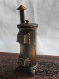 VERKOCHT Miniatuur bronsmetalen kachel (puntenslijper)