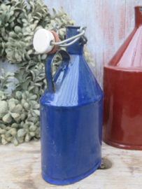 Oude blauwe emaille veldfles