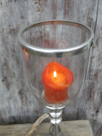 VERKOCHT Vintage glazen windlicht op hoge zilver metalen voet - 48 cm hoog (prijs per stuk)