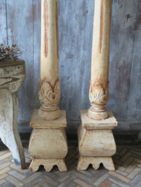 VERKOCHT Brocante hoge houten kandelaar - 102 cm - (prijs per stuk)
