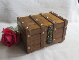 VERKOCHT Oud brocante houten sieradenkistje 2-laags