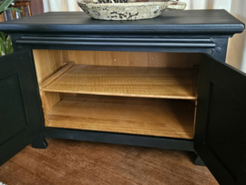 Brocante zwarte kast met uitschuifbaar plateau