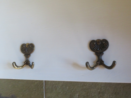 VERKOCHT Grote brocante witte grenen wandkapstok, 1.40m