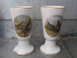 VERKOCHT Franse porseleinen koffiebekers op voet met gevogeltedecor, set van 2