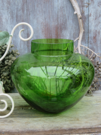 Brocante groene glazen vaas in Franse metalen standaard