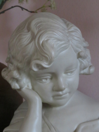 VERKOCHT Oud wit stenen beeld lezend meisje - 30 cm hoog