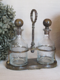 VERKOCHT Brocante olie en azijnstel in bruine ijzeren houder