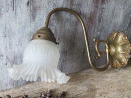 VERKOCHT Oude Franse koperen wandlamp met witte melkglazen kap