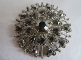 VERKOCHT Oude zilverkleurige broche