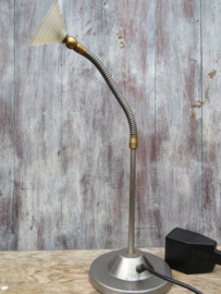VERKOCHT Retro vintage metalen bureaulamp met glazen kap en 2-standen schakelaar