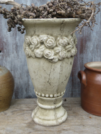 VERKOCHT Brocante stenen vaas met bloemdecoratie - 31 cm hoog