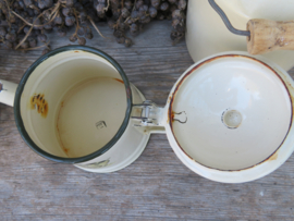 VERKOCHT Oude emaille koffiepot met varkentje 