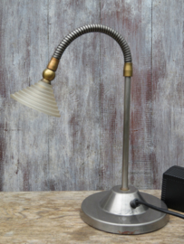 VERKOCHT Retro vintage metalen bureaulamp met glazen kap en 2-standen schakelaar