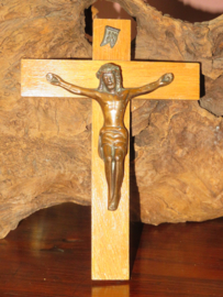 Oud houten kruisbeeld crucifix met koperen jezusbeeld