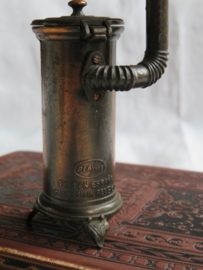 VERKOCHT Miniatuur bronsmetalen kachel (puntenslijper)