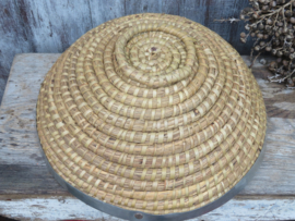 Oude ronde gevlochten mand rijstmand met metalen rand