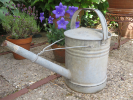 VERKOCHT Oude zinken gieter - inhoud 10 liter