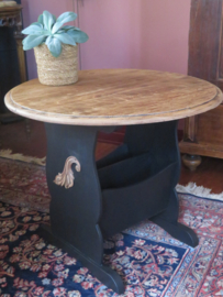 VERKOCHT Brocante ronde houten bijzettafel met tijdschriftenbak