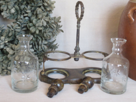 VERKOCHT Brocante olie en azijnstel in bruine ijzeren houder