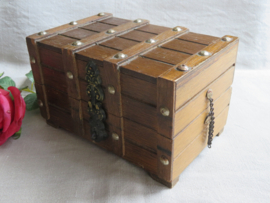 VERKOCHT Oud brocante houten sieradenkistje 2-laags