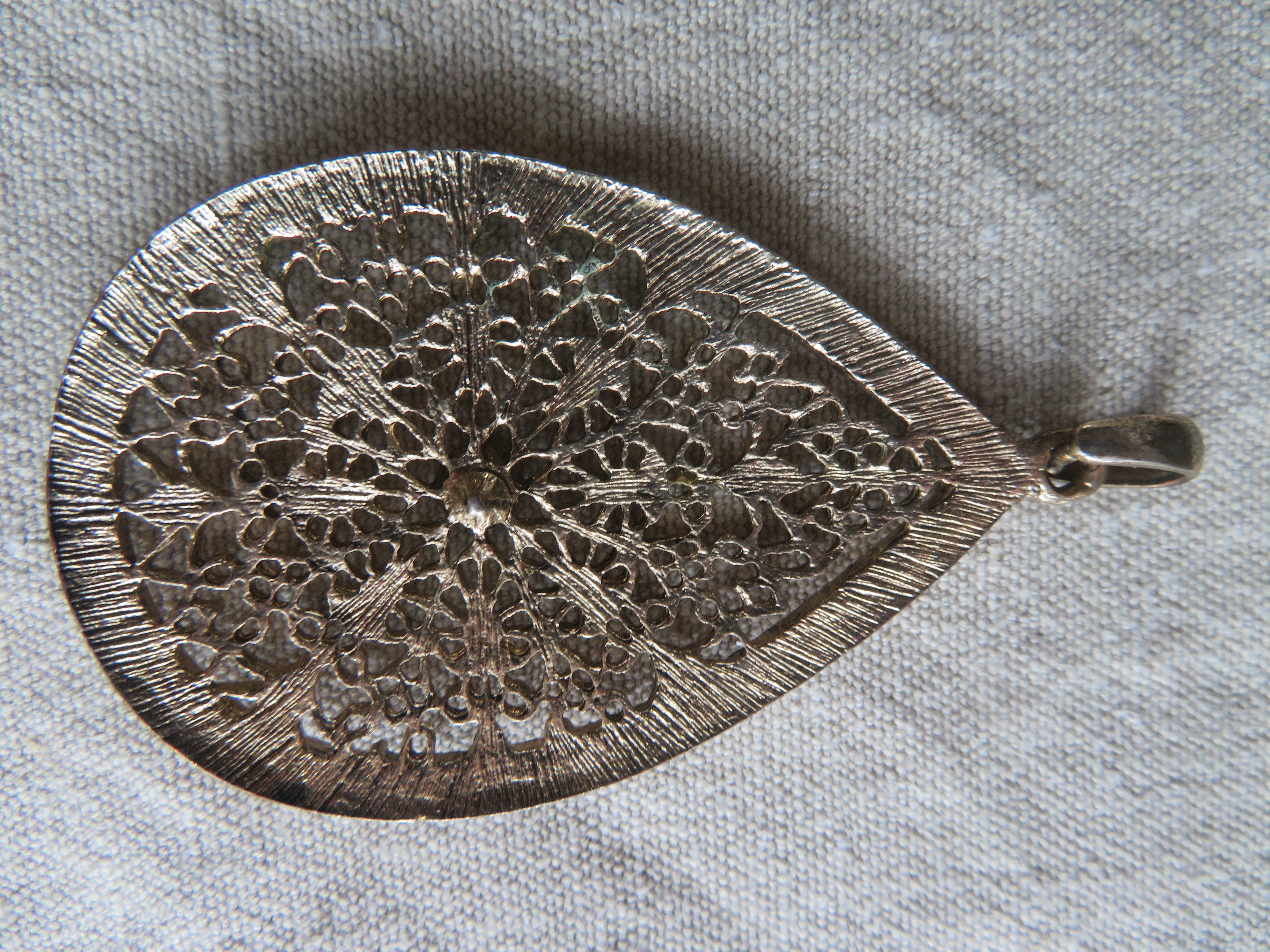 Vintage druppelvorm goudkleurige ajour hanger met steentjes