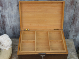 VERKOCHT Oude houten naaidoos