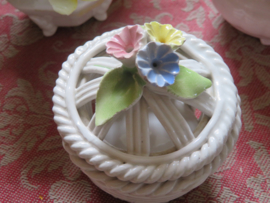 Miniatuur porseleinen mandje met bloemen deksel Nuova Capodimonte