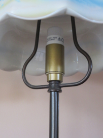 Oude bronzen tafellamp met opaline kap