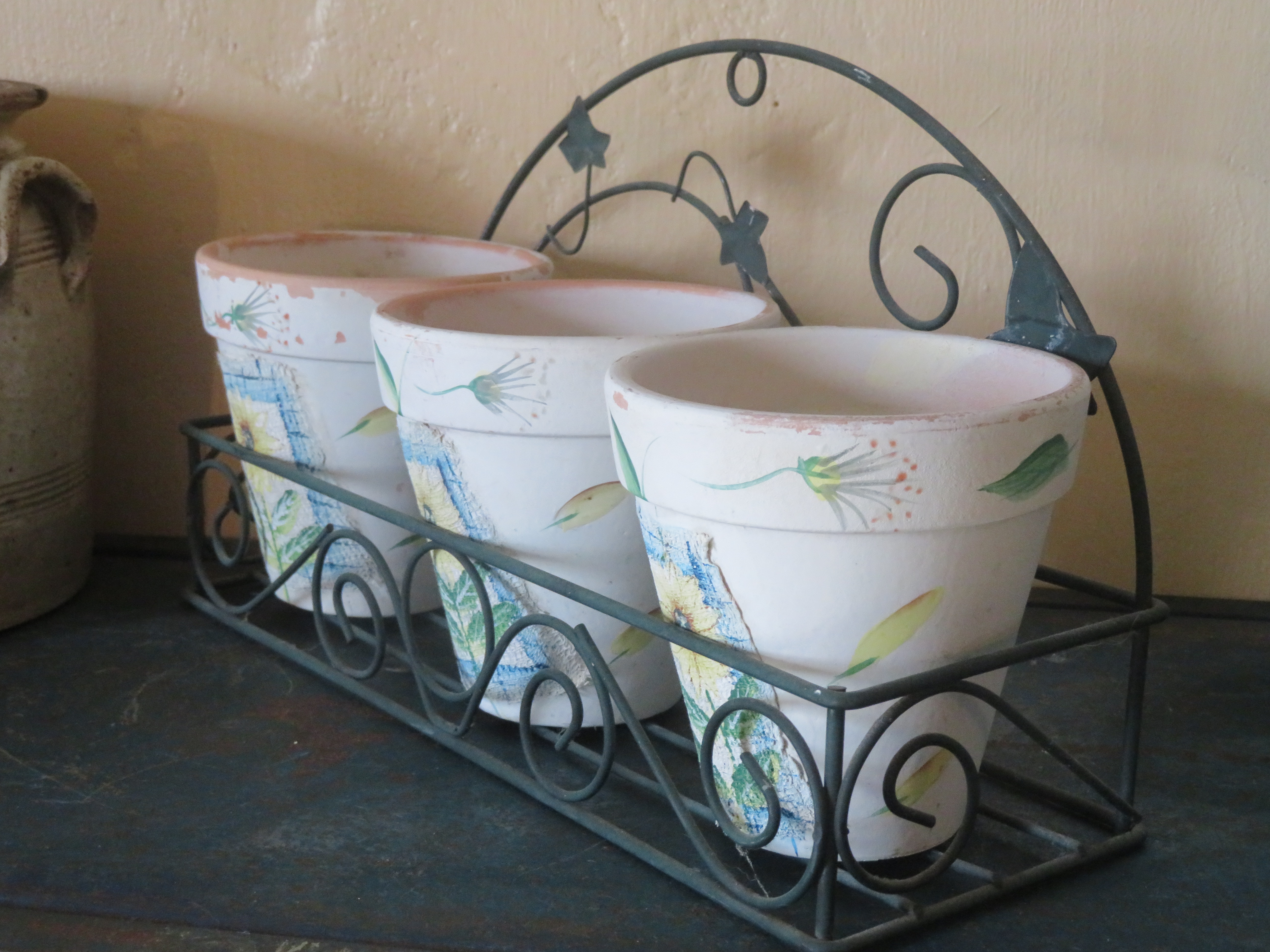 Brocante Frans metalen rek met 3 terracotta kruidenpotjes
