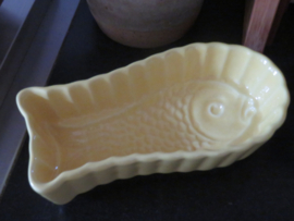 Vintage gele aardewerk bakvorm vis terrine 