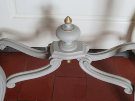 Antieke beige sidetable haltafel