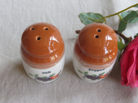 VERKOCHT Vintage aardewerk peper en zoutstel (salt and pepper)