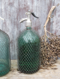 Grote oude Franse groene sifon spuitwaterfles in metalen net - decoratief