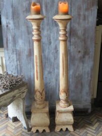VERKOCHT Brocante hoge houten kandelaar - 102 cm - (prijs per stuk)