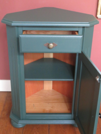 VERKOCHT Brocante groen houten hoekkastje