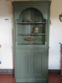 VERKOCHT Oude groene grenenhouten hoekkast