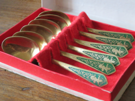 VERKOCHT Goudkleurige theelepels met bewerkt groen handvat, set van 6 in doos