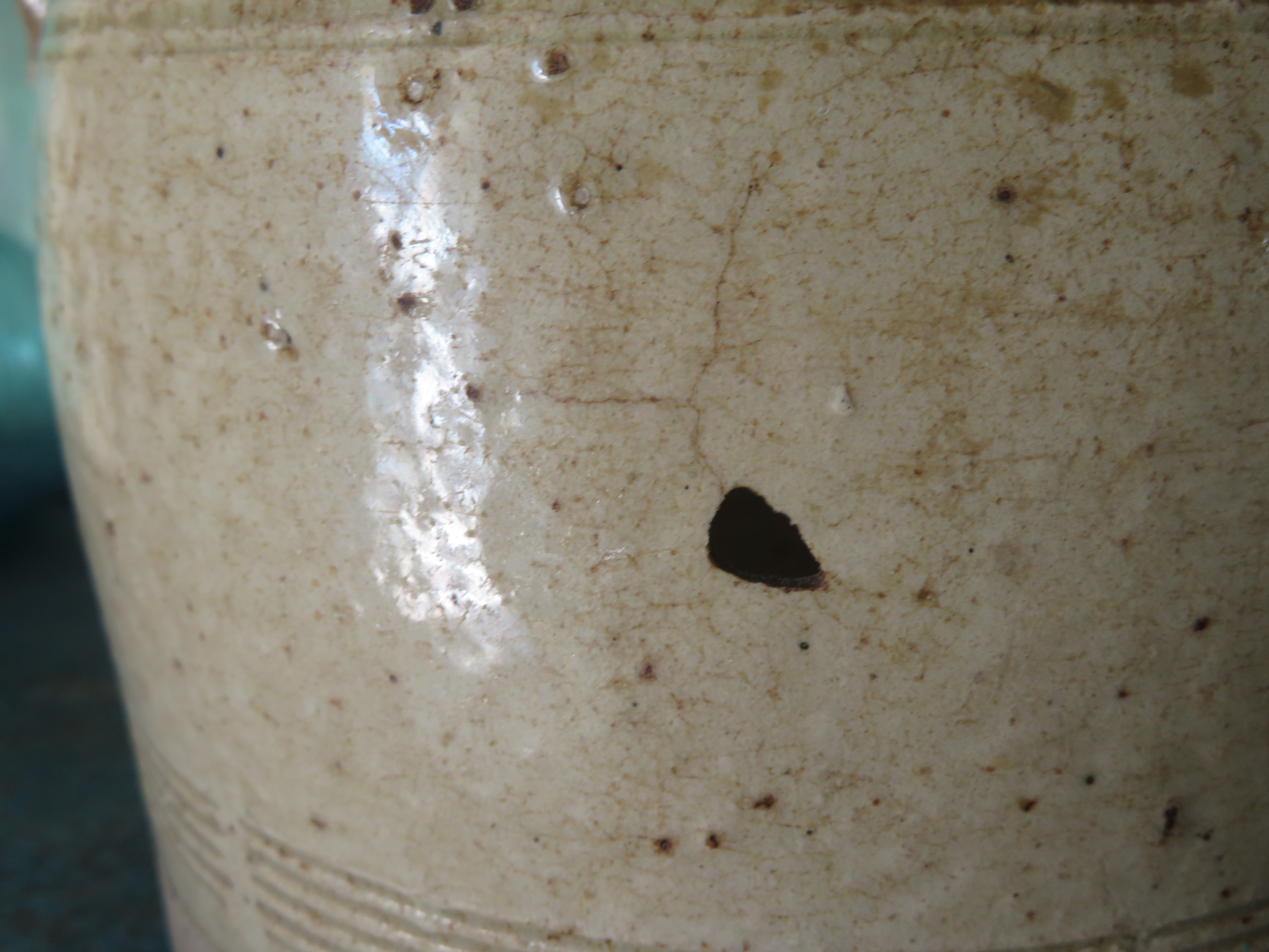 Oude Franse beige grespot - 16 cm (artikelnr. 153)
