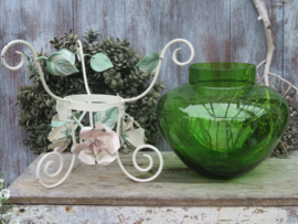 Brocante groene glazen vaas in Franse metalen standaard