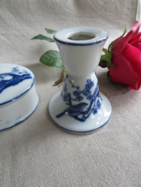 VERKOCHT Brocante wit en blauw porseleinen kandelaar, 8 cm hoog