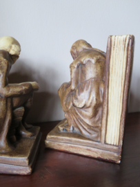 VERKOCHT Antieke gipsen boekensteunen De Geleerde en De Nar met Uil