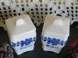 VERKOCHT Brocante aardewerk kruidenpotjes wit en blauw (2 stuks)