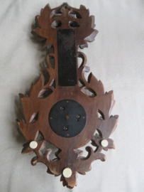 Oude barometer en thermometer in gestoken houten kast