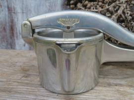 VERKOCHT Vintage aluminium aardappelpers pureeknijper fruitpers - Simplex2