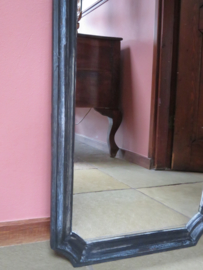 VERKOCHT Oude brocante spiegel in zwarte houten lijst, 85 x 51 cm